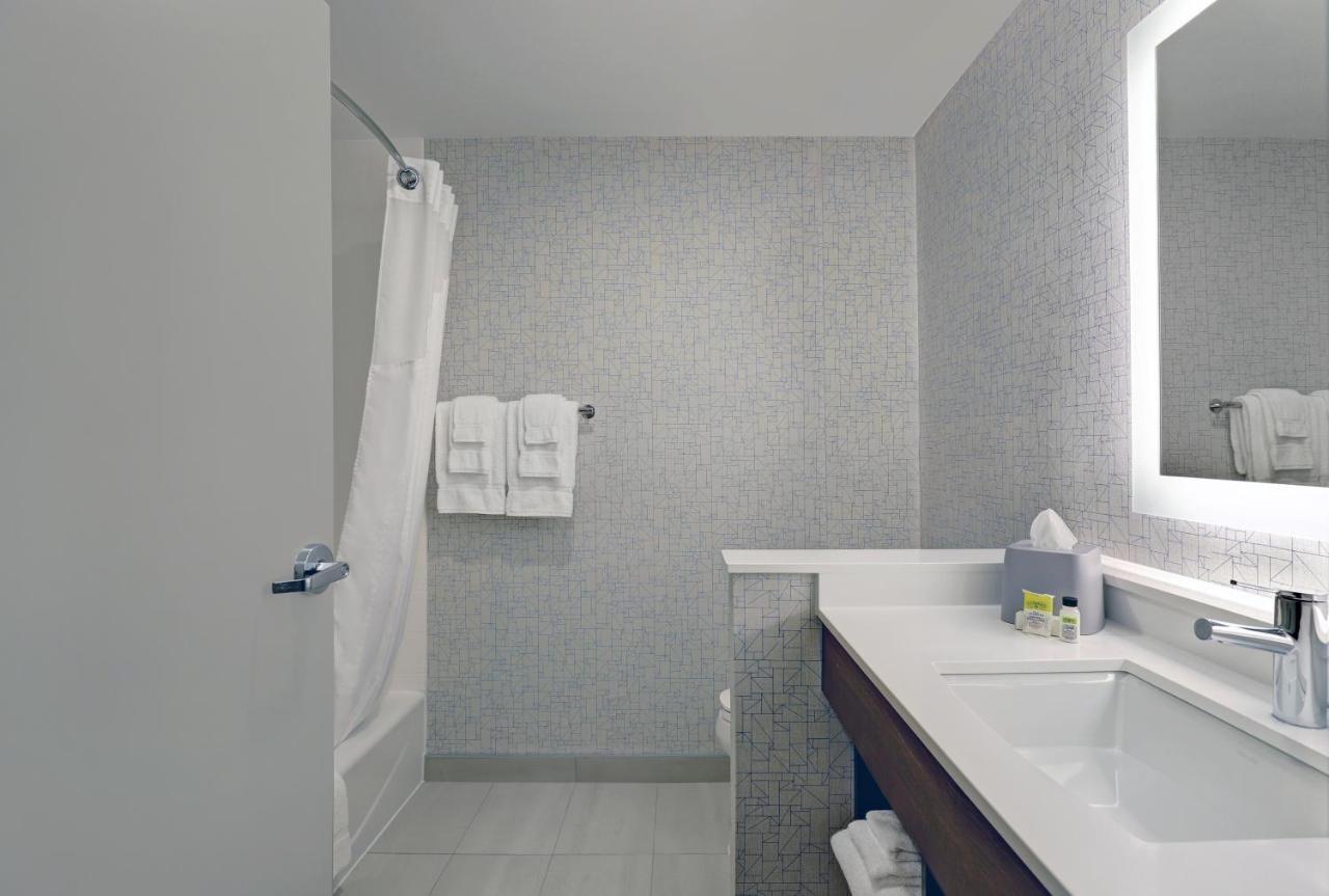 Holiday Inn Express & Suites - Порт-Елґін Екстер'єр фото