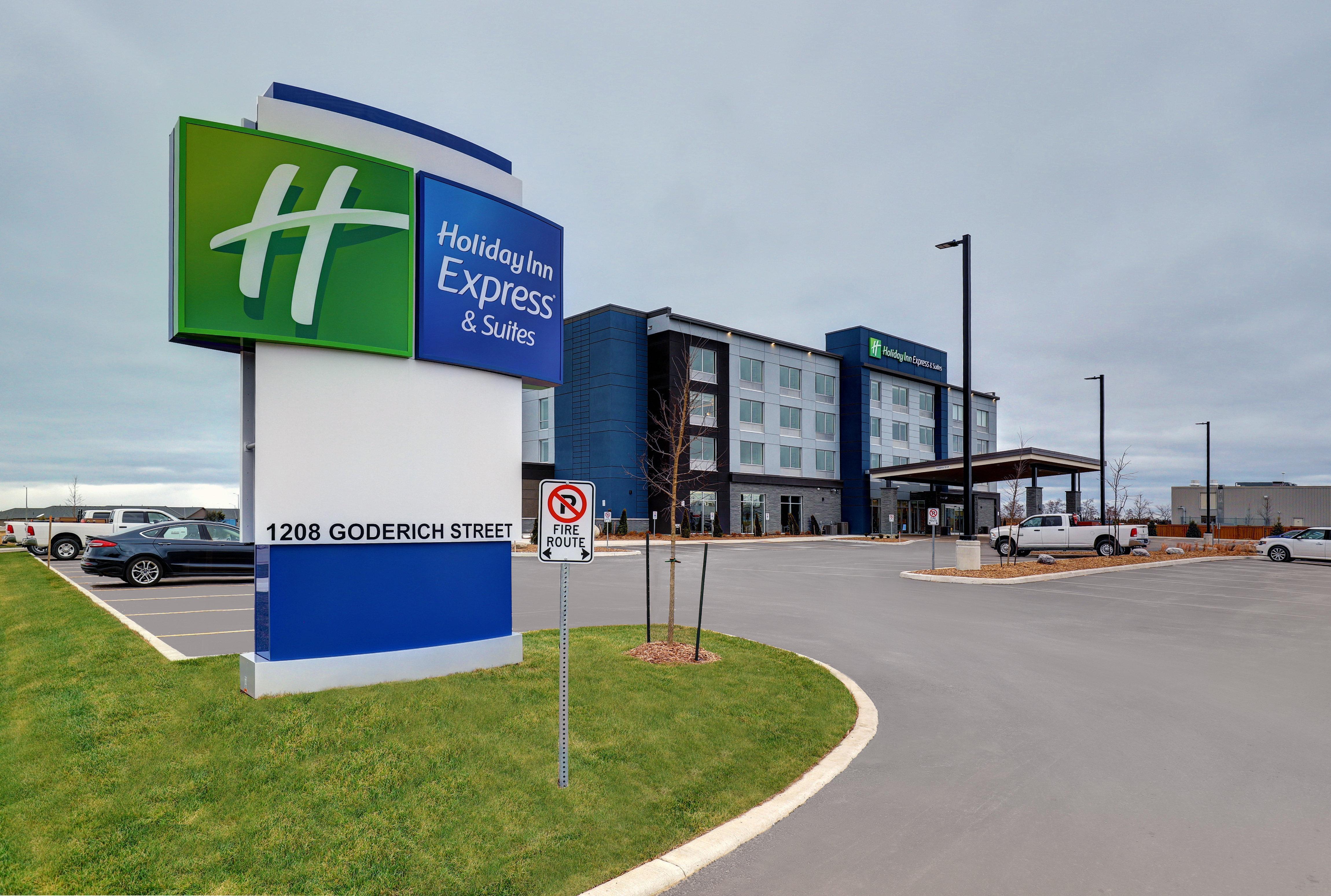 Holiday Inn Express & Suites - Порт-Елґін Екстер'єр фото